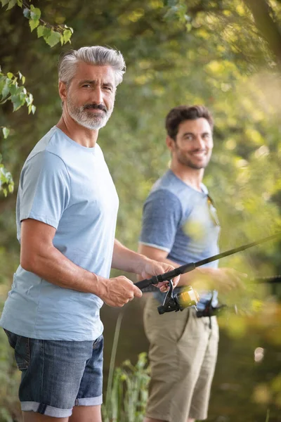 两个快乐的大胡子男人钓鱼的肖像 — 图库照片