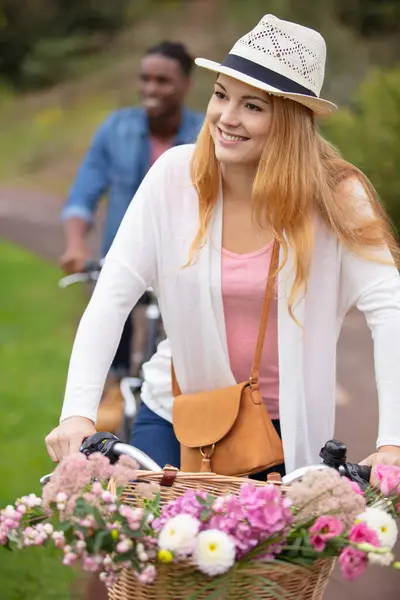 Trendiga Unga Par Rida Sin Cykel Med Blommor — Stockfoto
