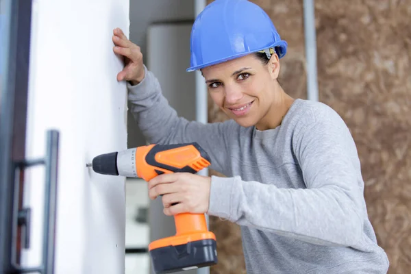 Mulher Caucasiana Como Trabalhador Usando Capacete Protetor Azul — Fotografia de Stock