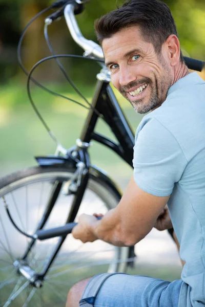 Feliz Homem Meia Idade Usando Bomba Para Sua Bicicleta — Fotografia de Stock