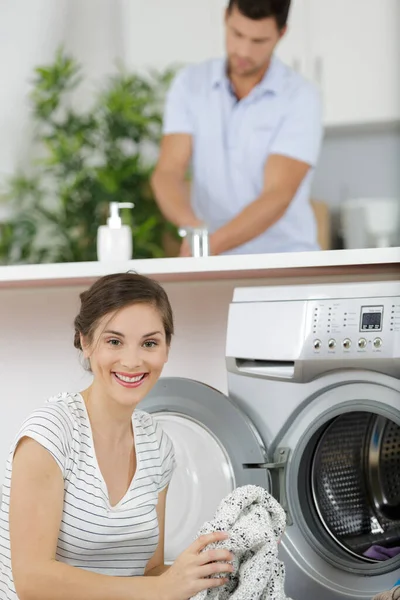 Krásná Žena Usmívá Při Praní Prádla Doma — Stock fotografie