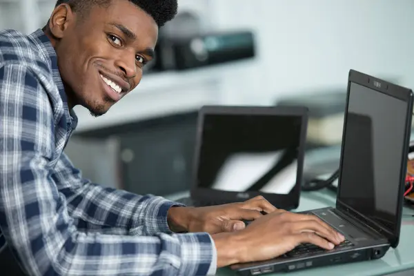 Young Happy Man Dressed Blue Shirt Using Laptop — Stock Photo, Image