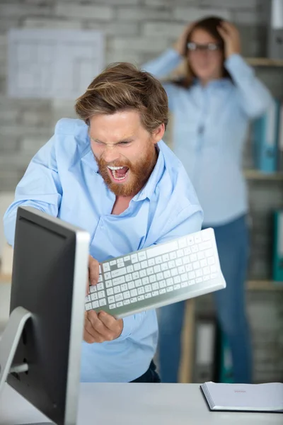 Homem Negócios Irritado Esmaga Computador Com Teclado — Fotografia de Stock