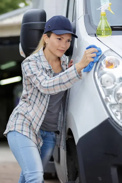 Kadın Arabanın Içini Temizliyor — Stok fotoğraf