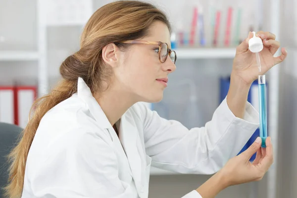 Young Attractive Female Scientist Researching Laboratory — Stock Photo, Image