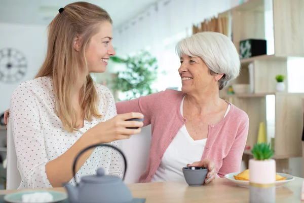 Young Woman Giving Tea Her Mum — Stock Photo, Image