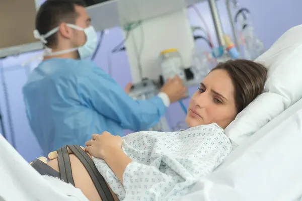 Έγκυος Γυναίκα Ασθενής Στο Κρεβάτι Στο Νοσοκομείο — Φωτογραφία Αρχείου
