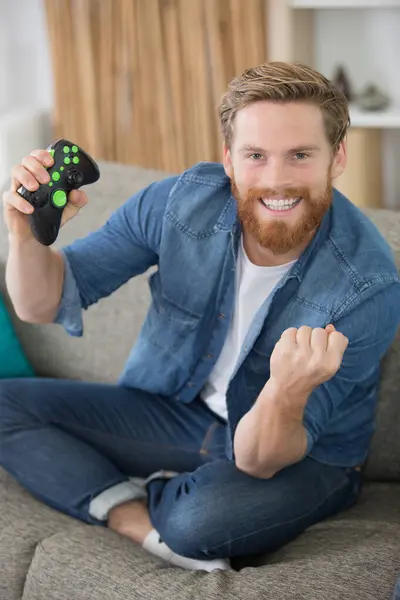 Mann Feiert Sieg Computerspiel — Stockfoto
