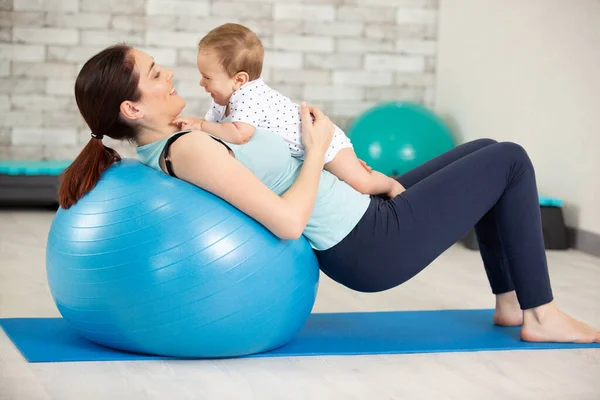Jonge Vrouw Baby Doen Pilates — Stockfoto
