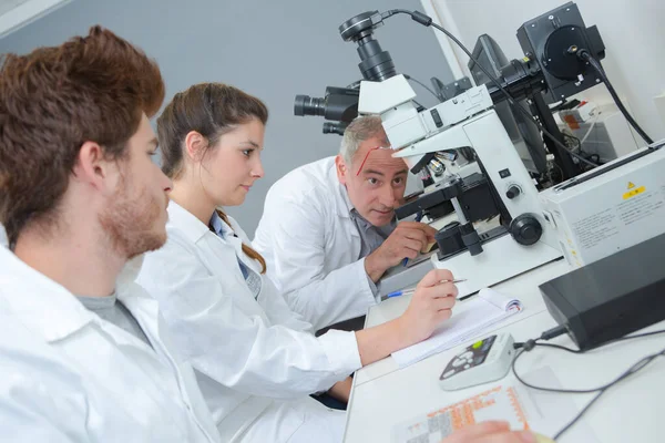 Leraar Met Studenten Die Microscoop Gebruiken Wetenschapsles — Stockfoto