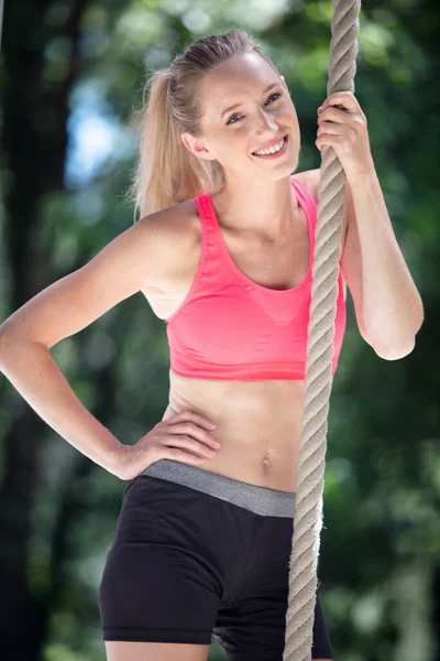 ロープを持っているスポーツウェアの若い女性 — ストック写真