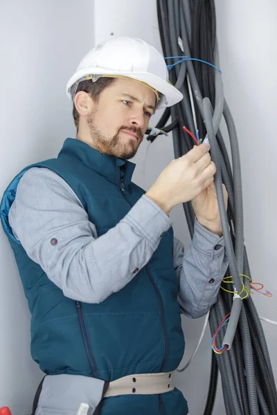 Elektricien Controleren Bundel Van Kabels — Stockfoto