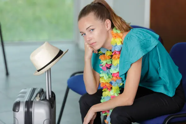 Havaalanı Salonunda Bavuluyla Oturan Kadın — Stok fotoğraf