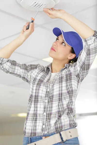 Female Worker Screwing Something Ceiling — Stock Photo, Image