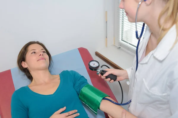 Médica Verificando Pressão Arterial Paciente Sexo Feminino — Fotografia de Stock