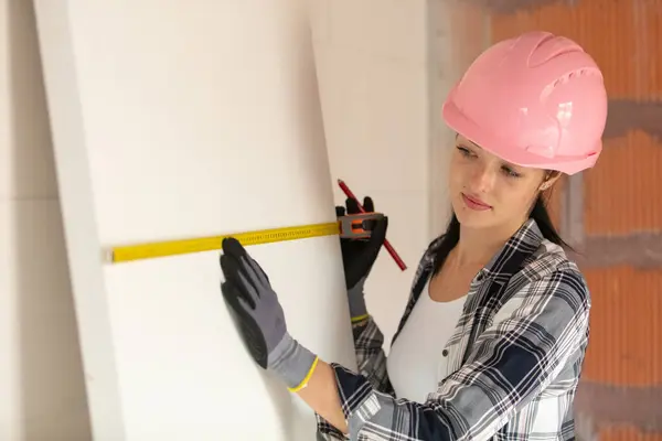 Female Construction Worker Using Tape Measure Site — Stock Photo, Image