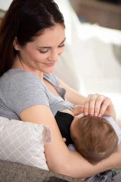 Gelukkig Moeder Borstvoeding Een Baby — Stockfoto
