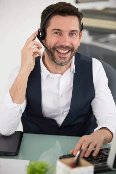 Smiling Male Customer Support Agent — Stock Photo, Image