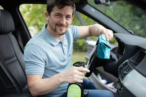 Glücklicher Mann Putzt Ein Auto Inneren — Stockfoto
