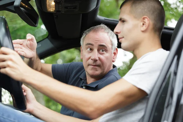 Hombre Aprendiendo Conducir Con Papá — Foto de Stock