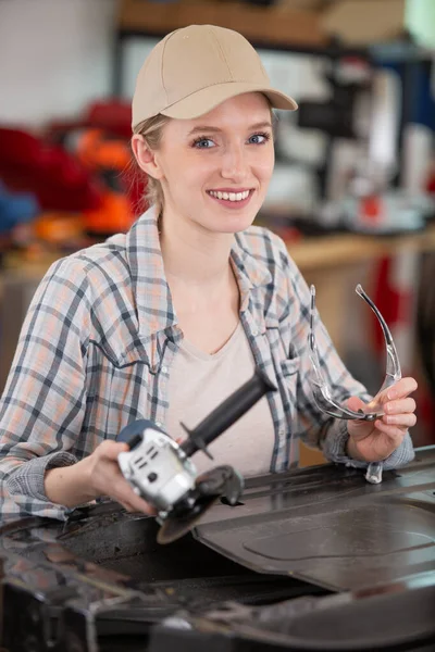 Vrouwelijke Monteur Werkkleding Reparaties Auto Motor Garage — Stockfoto