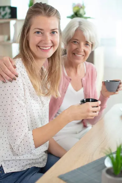 Vacker Mogen Mamma Och Hennes Vuxna Dotter Dricker Kaffe — Stockfoto