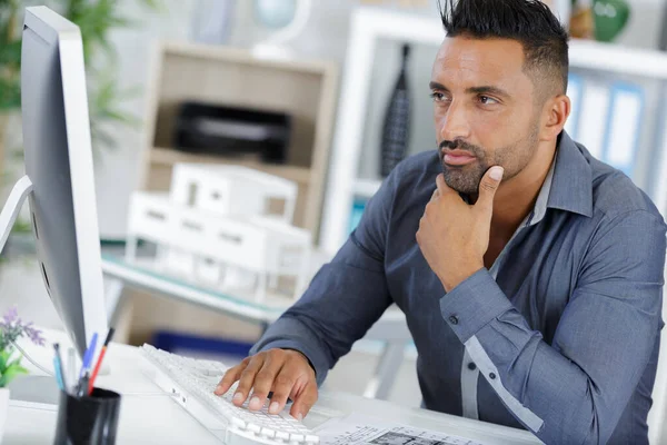 Confused Man Laptop Software — Stock Photo, Image