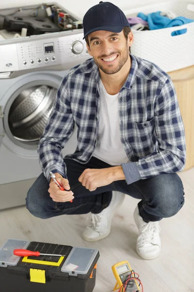 Arbeiter Repariert Waschmaschine Der Wäscherei — Stockfoto