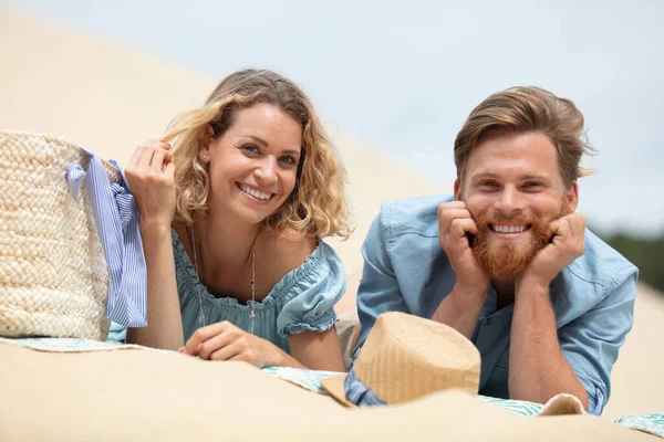 躺在海滩上的快乐年轻夫妇的肖像 — 图库照片