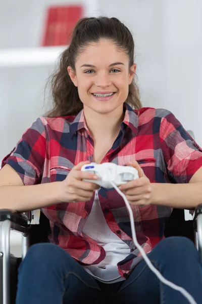 Πορτρέτο Του Εφήβου Αναπηρικό Αμαξίδιο Παιχνίδι Υπολογιστή — Φωτογραφία Αρχείου