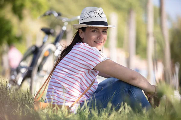 Bisikletin Yanında Oturan Güzel Gülümseyen Kadın — Stok fotoğraf