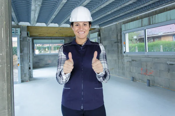 Female Builder Making Thumbs Gesture — Stock Photo, Image