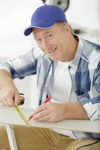 Mature Craftsman Measuring Wood Ruler Pen Cutting — Stock Photo, Image