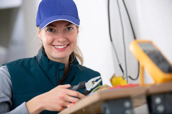 Portrait Female Electrician Using Wire Cutters — Stock Photo, Image