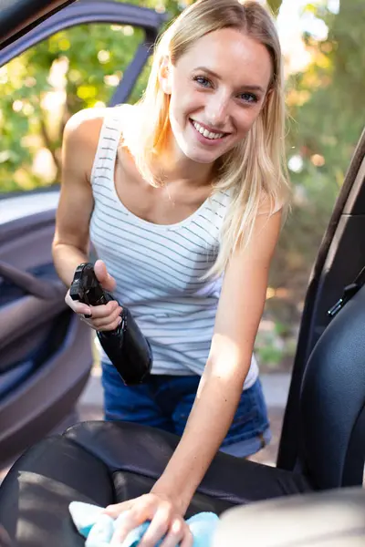 Kadın Arabanın Içini Spreyle Temizliyor — Stok fotoğraf