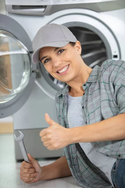 Female Worker Repairing Washing Machine — Stock Photo, Image