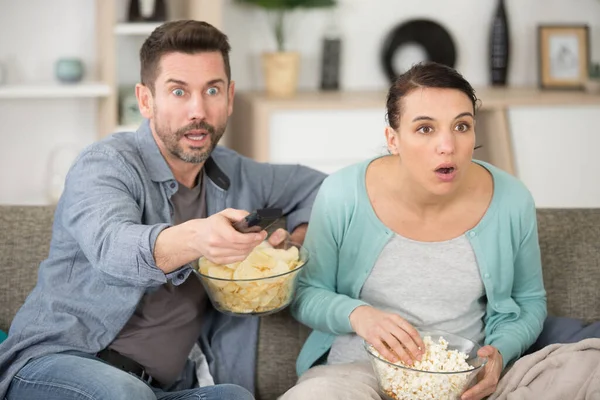 Couple Shocked Unexpected Event — Stock Photo, Image