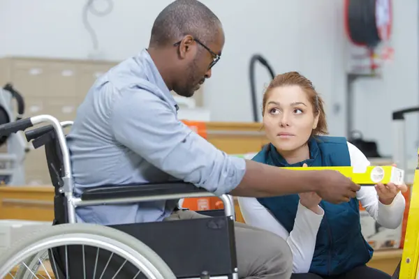 Hırdavatçıda Kadın Satıcısıyla Çalışan Engelli Bir Adam — Stok fotoğraf