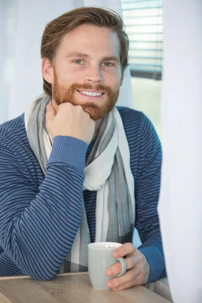 Homem Feliz Com Xícara Café Sorrindo Para Câmera — Fotografia de Stock