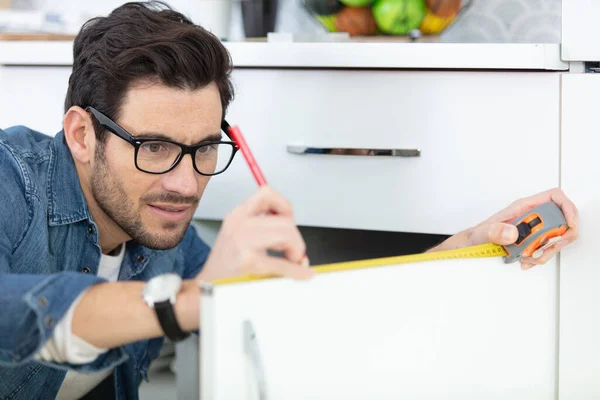 Young Repairman Installing Induction Cooker Kitchen — Stock Photo, Image