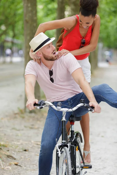 バランスを失う自転車の男のカップル二人組 — ストック写真