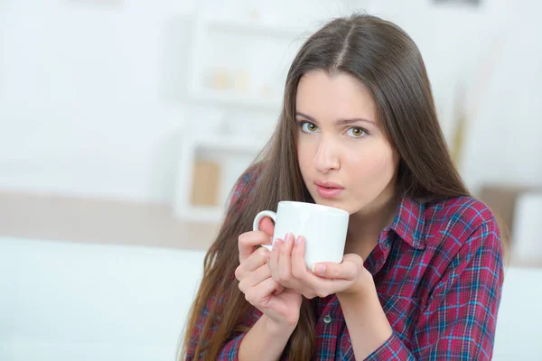 Portrait Young Lady Cradling Hot Drink Her Hands — Stock Photo, Image