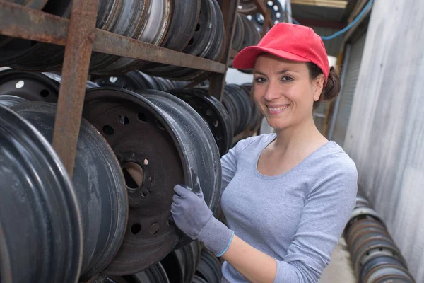 Kvinnliga Mekaniker Jobbet — Stockfoto