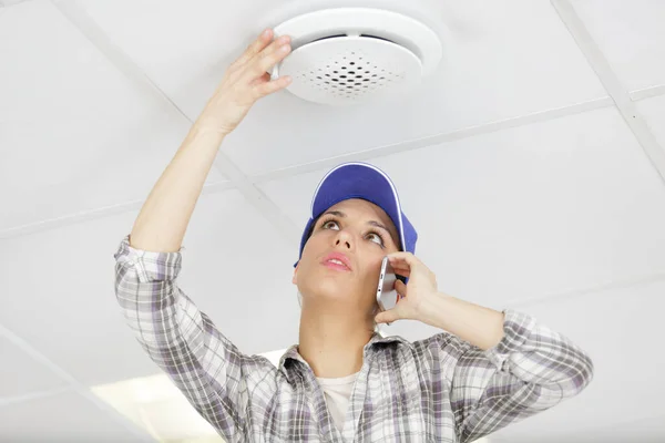 Female Builder Cell Phon Ceiling — Stock Photo, Image