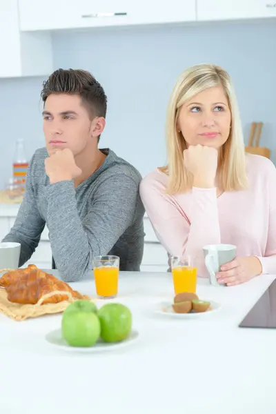 Couple Petit Déjeuner Ignorant Mutuellement — Photo