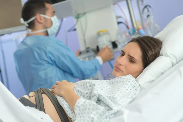 在医院卧房的孕妇病人 免版税图库照片