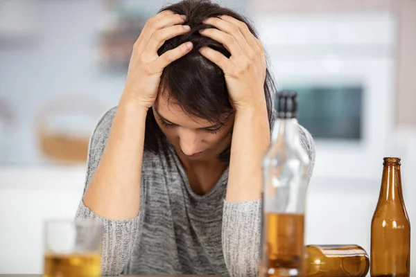 悲しくて無駄なアルコール依存症の女性 — ストック写真