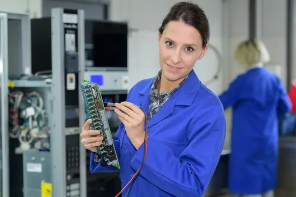 Female Worker Attaching Wire Circuit Board — Stock Photo, Image