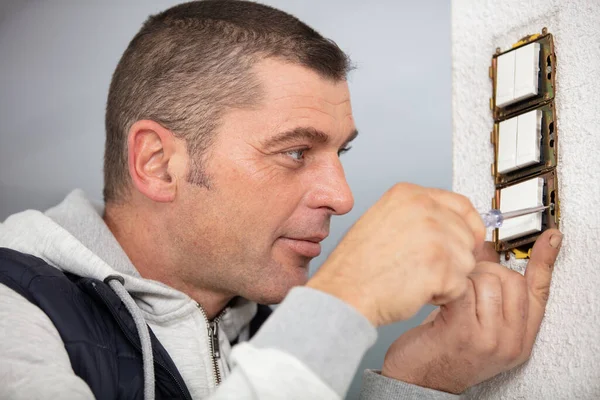 Homme Faisant Des Réparations Électriques Maison — Photo