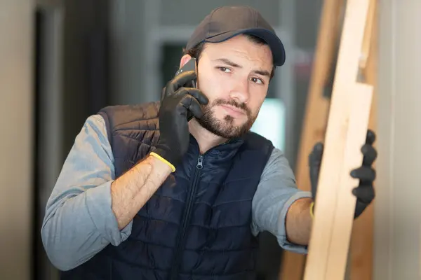 Carpinteiro Masculino Tem Smartphone Sua Orelha — Fotografia de Stock